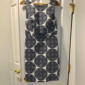 The Limited women’s sleeveless sheath dress (missing belt)  Size 8/ navy & white